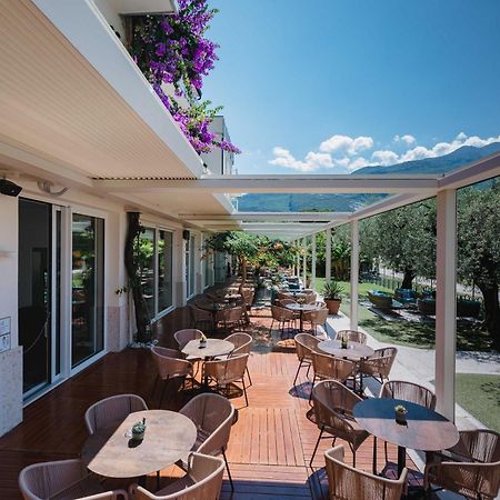 Hotel Baia Azzurra - Lake Front Torbole Sul Garda Bagian luar foto