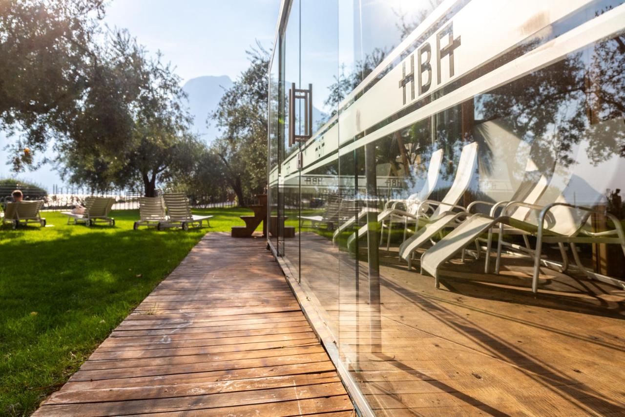 Hotel Baia Azzurra - Lake Front Torbole Sul Garda Bagian luar foto