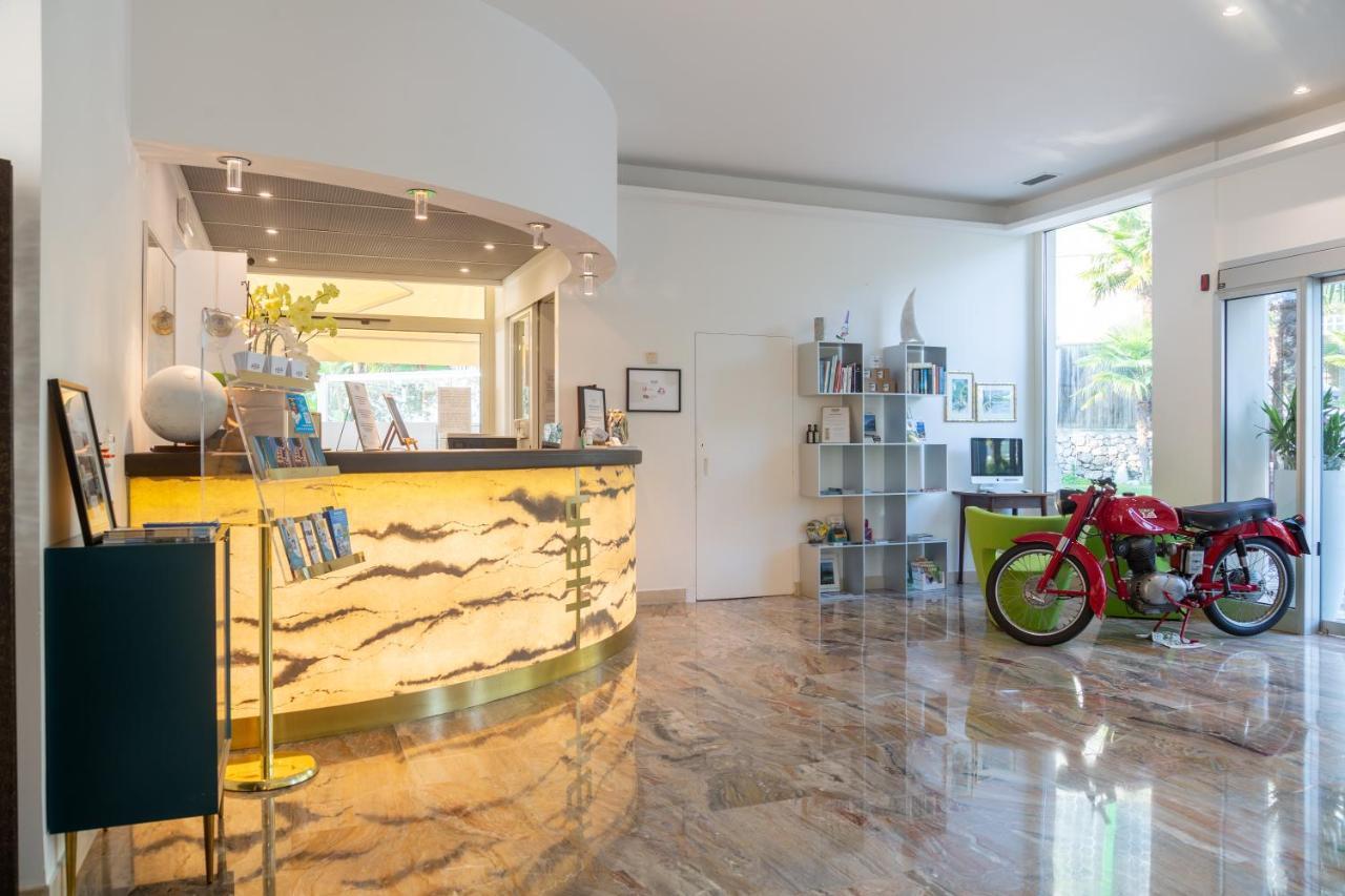 Hotel Baia Azzurra - Lake Front Torbole Sul Garda Bagian luar foto