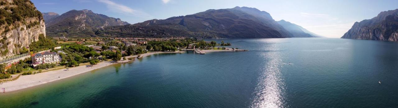 Hotel Baia Azzurra - Lake Front Torbole Sul Garda Bagian luar foto