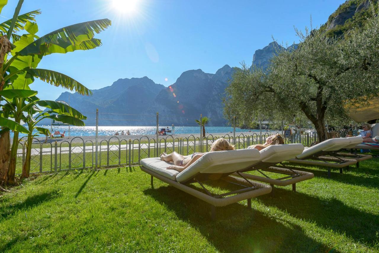 Hotel Baia Azzurra - Lake Front Torbole Sul Garda Bagian luar foto