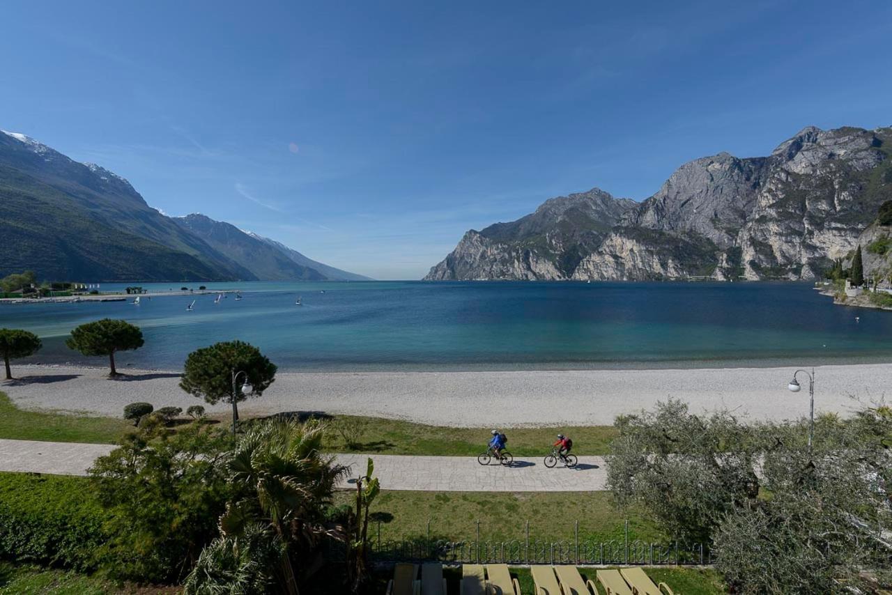 Hotel Baia Azzurra - Lake Front Torbole Sul Garda Bagian luar foto