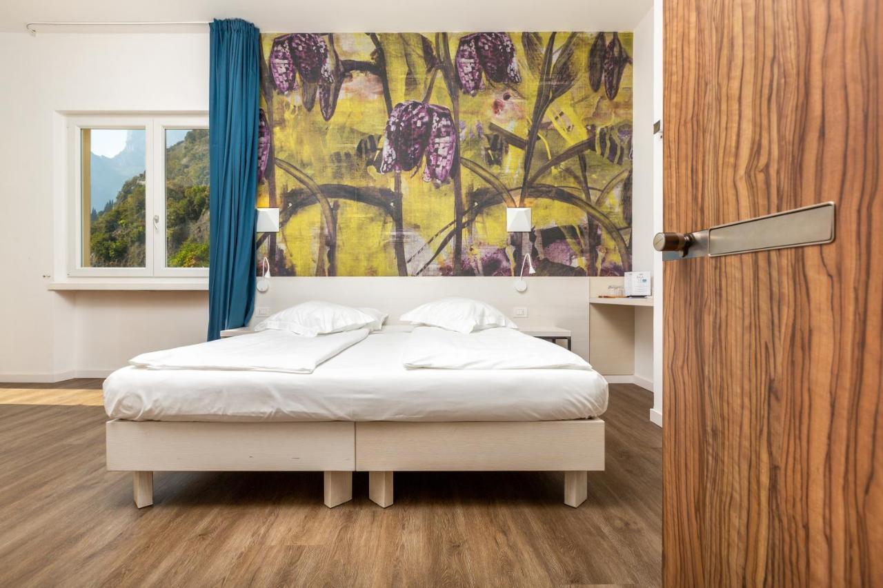 Hotel Baia Azzurra - Lake Front Torbole Sul Garda Bagian luar foto