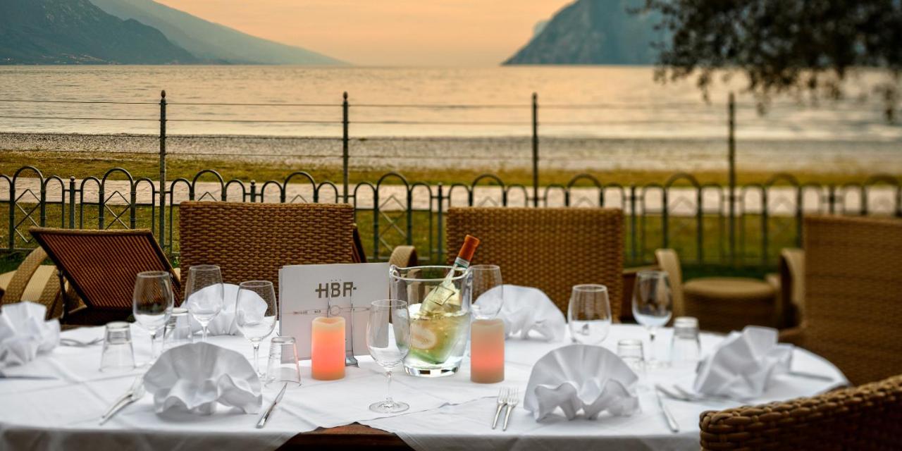Hotel Baia Azzurra - Lake Front Torbole Sul Garda Bagian luar foto