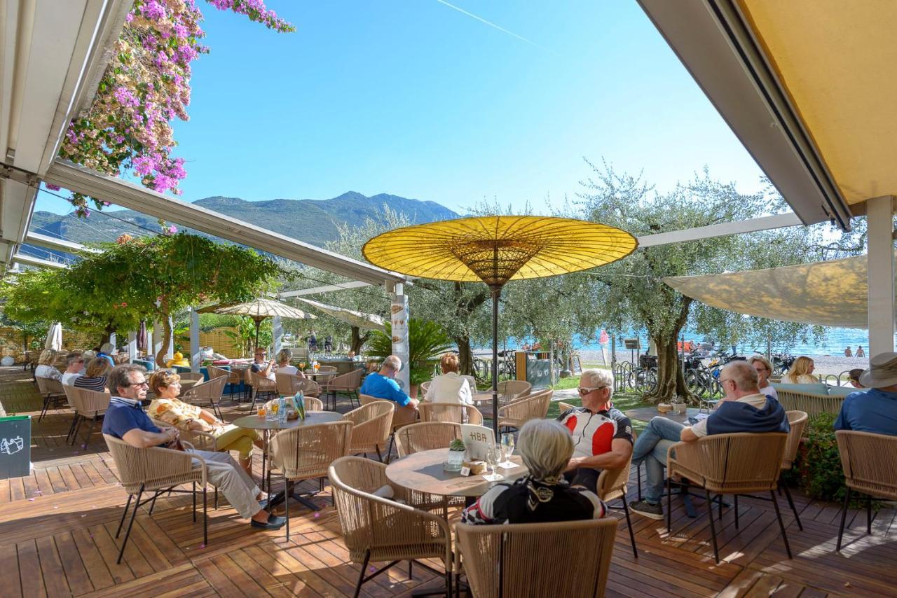 Hotel Baia Azzurra - Lake Front Torbole Sul Garda Bagian luar foto