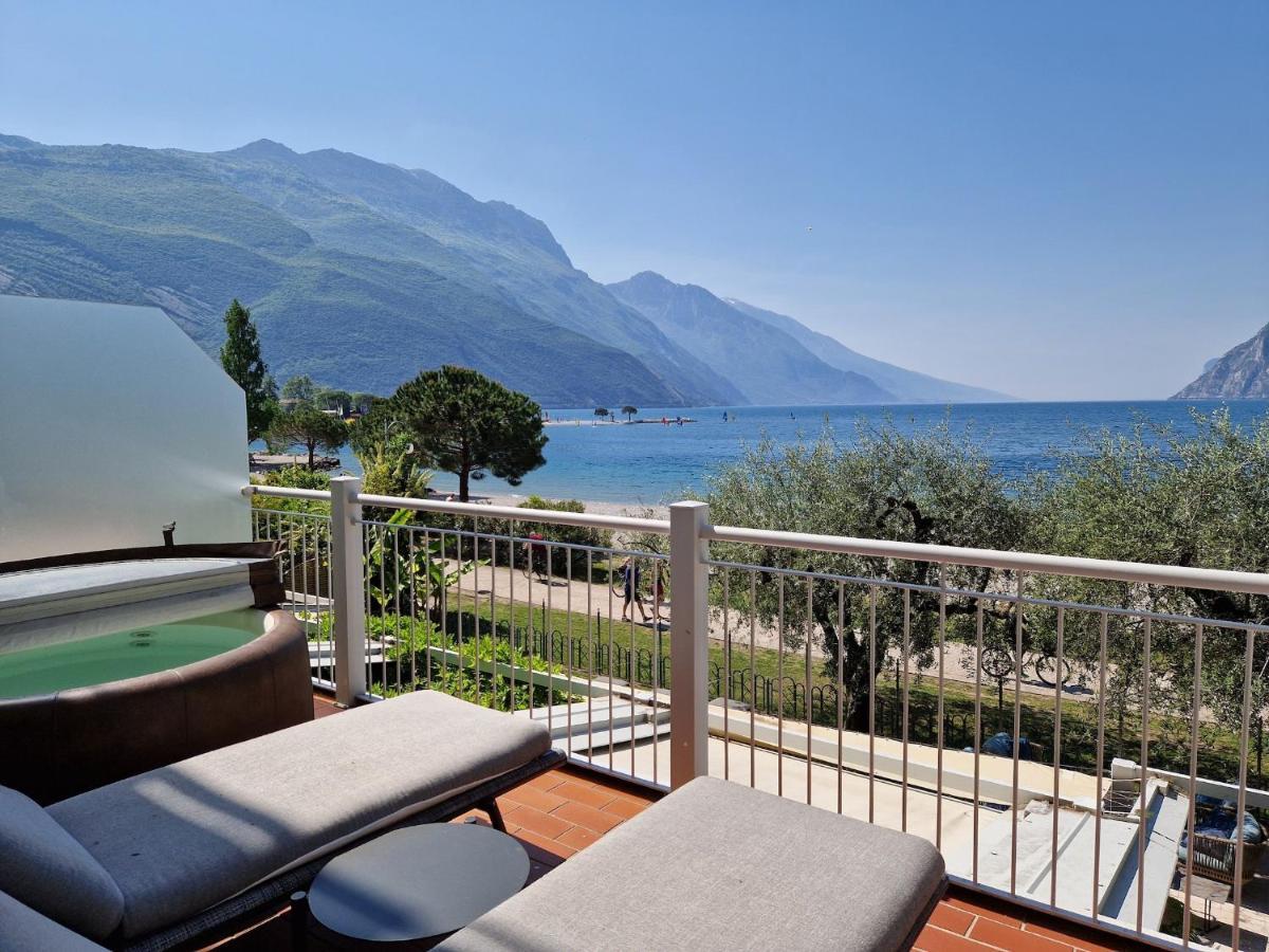 Hotel Baia Azzurra - Lake Front Torbole Sul Garda Bagian luar foto