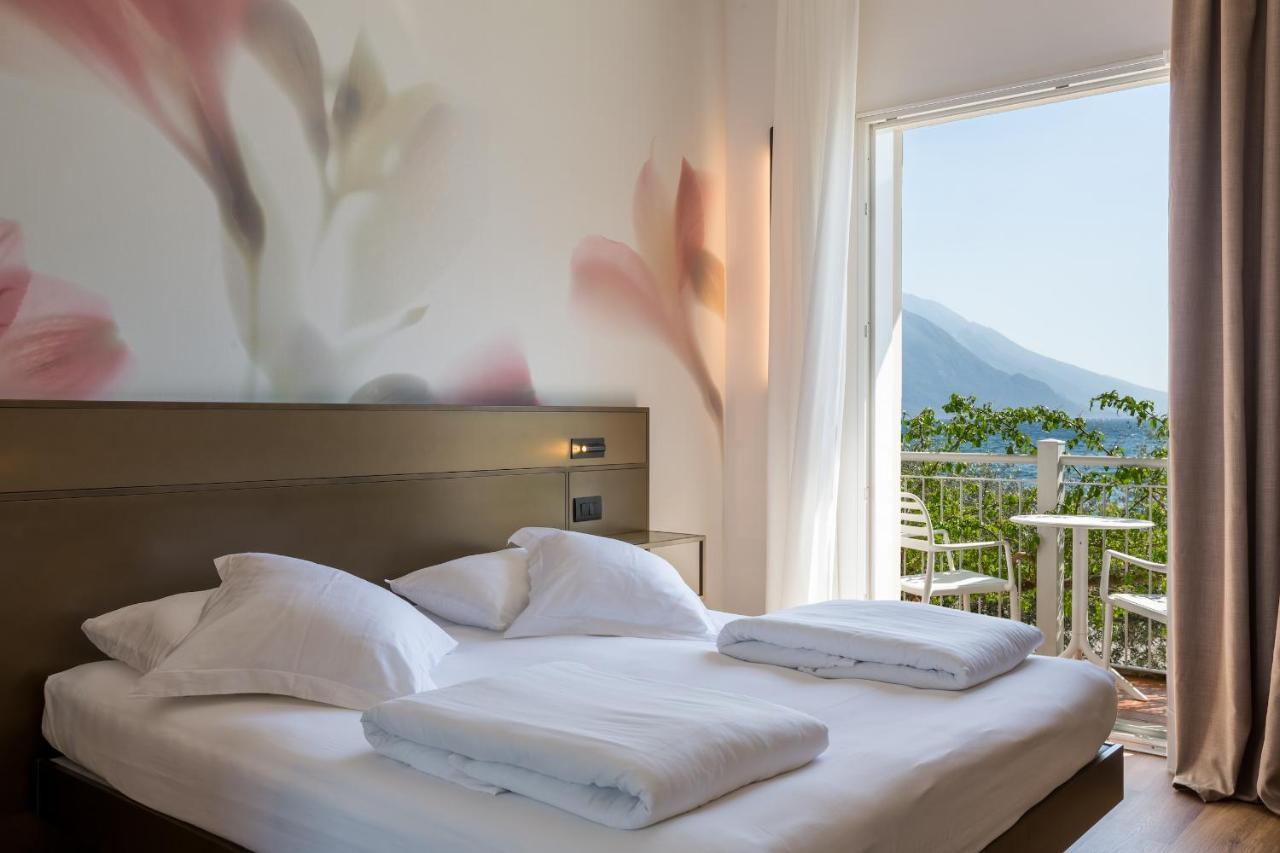 Hotel Baia Azzurra - Lake Front Torbole Sul Garda Bagian luar foto