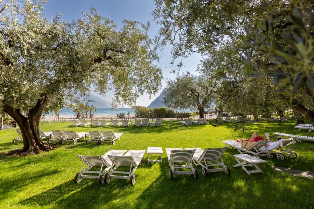 Hotel Baia Azzurra - Lake Front Torbole Sul Garda Bagian luar foto