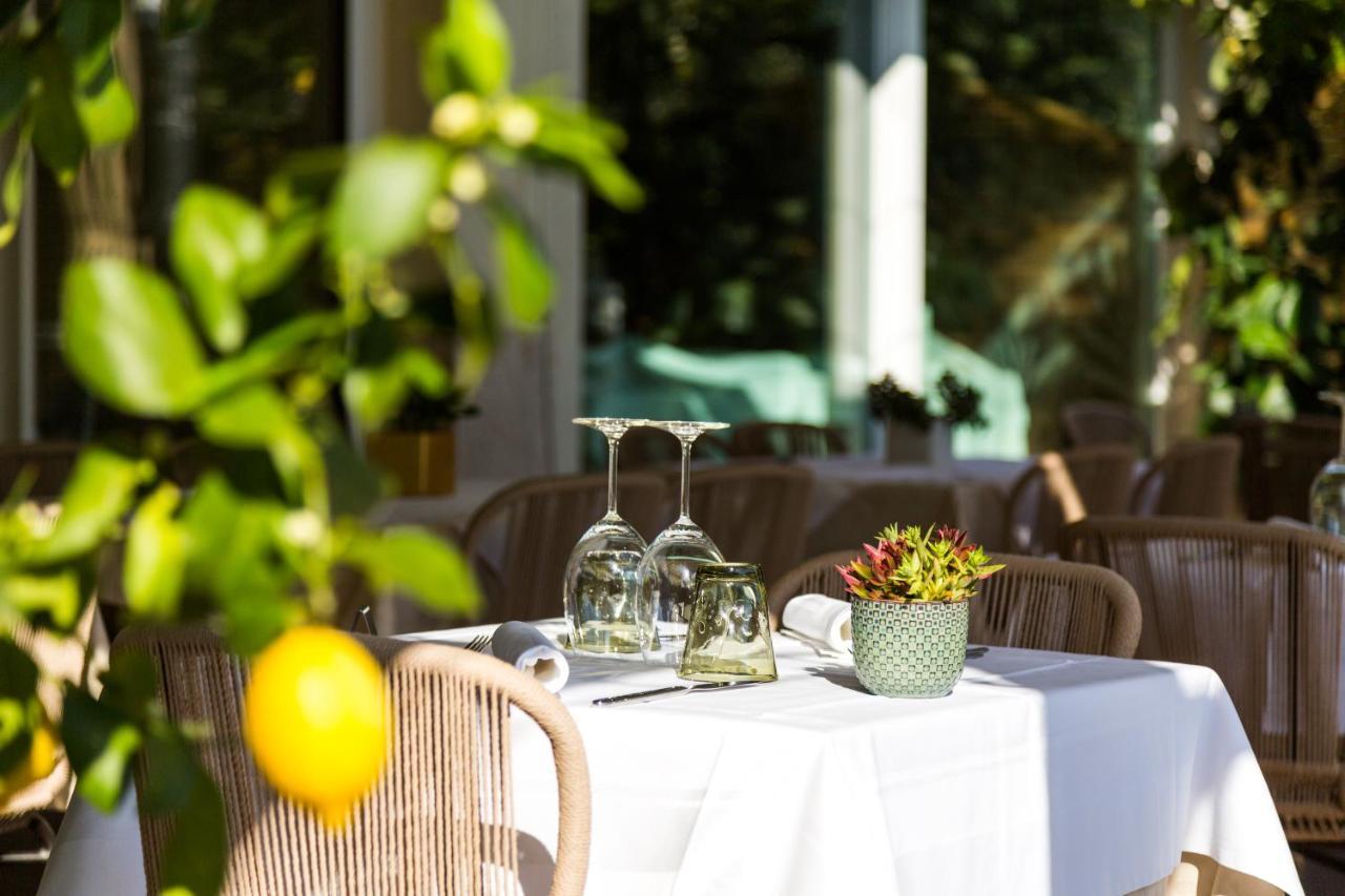Hotel Baia Azzurra - Lake Front Torbole Sul Garda Bagian luar foto
