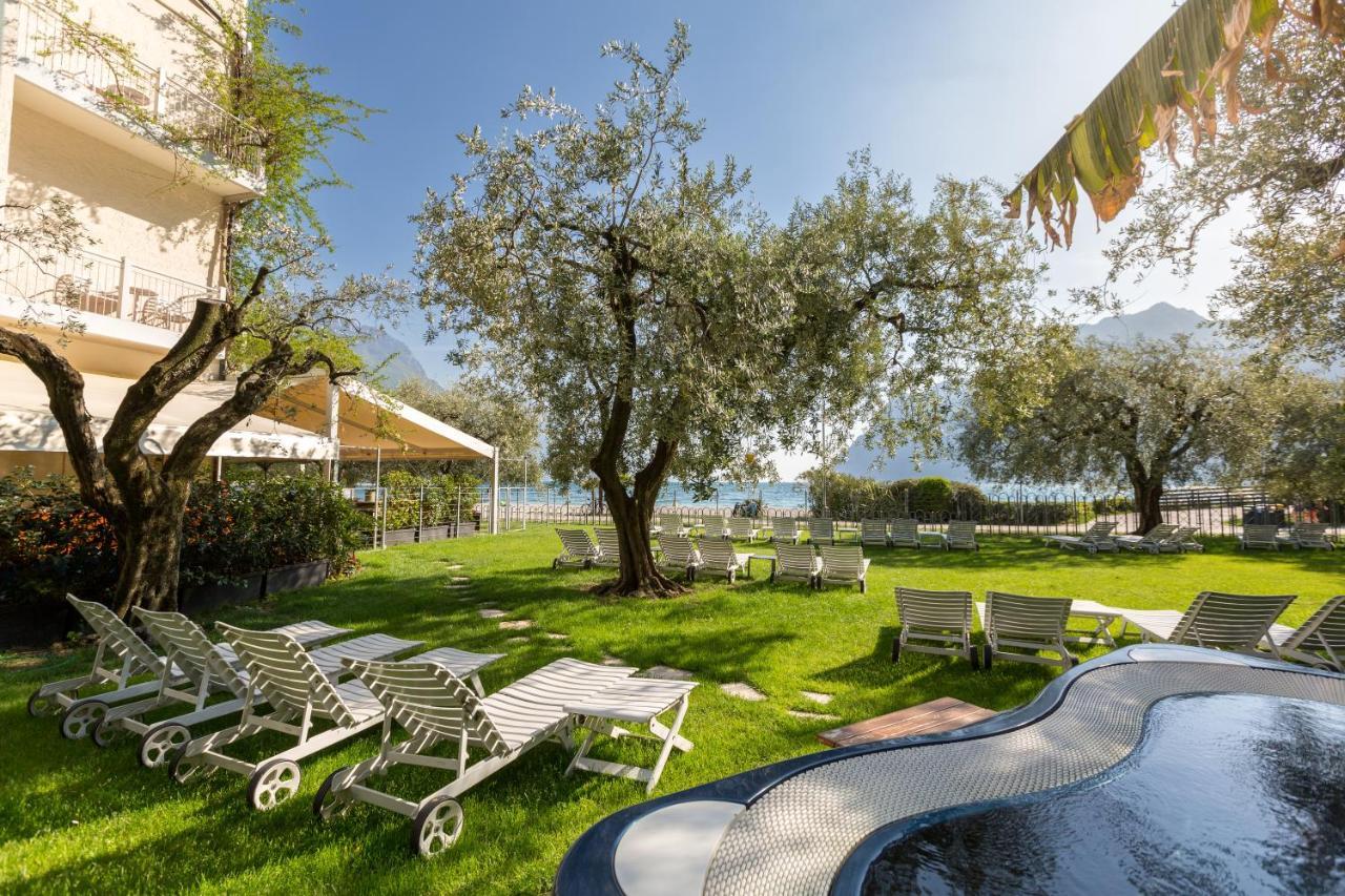 Hotel Baia Azzurra - Lake Front Torbole Sul Garda Bagian luar foto