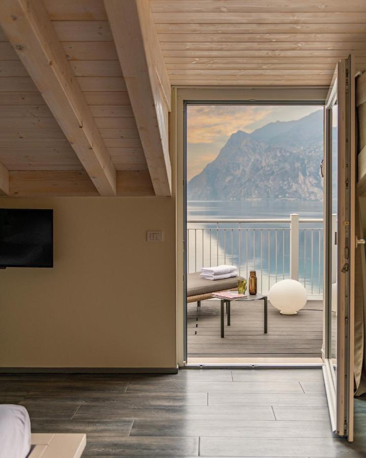 Hotel Baia Azzurra - Lake Front Torbole Sul Garda Bagian luar foto