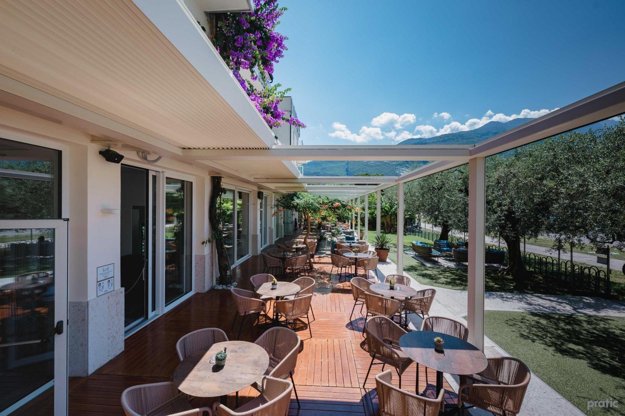 Hotel Baia Azzurra - Lake Front Torbole Sul Garda Bagian luar foto