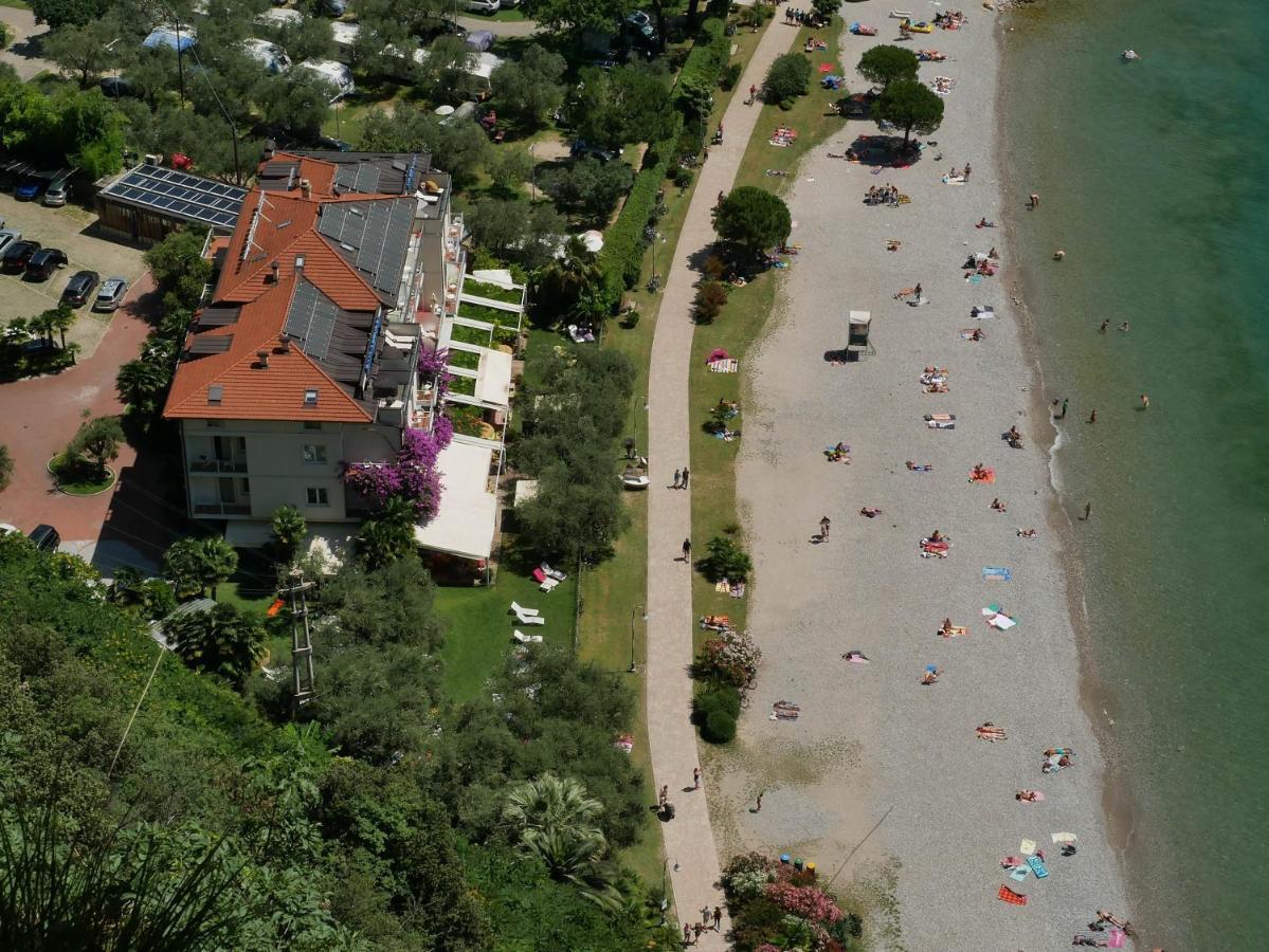 Hotel Baia Azzurra - Lake Front Torbole Sul Garda Bagian luar foto