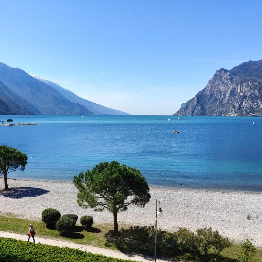 Hotel Baia Azzurra - Lake Front Torbole Sul Garda Bagian luar foto