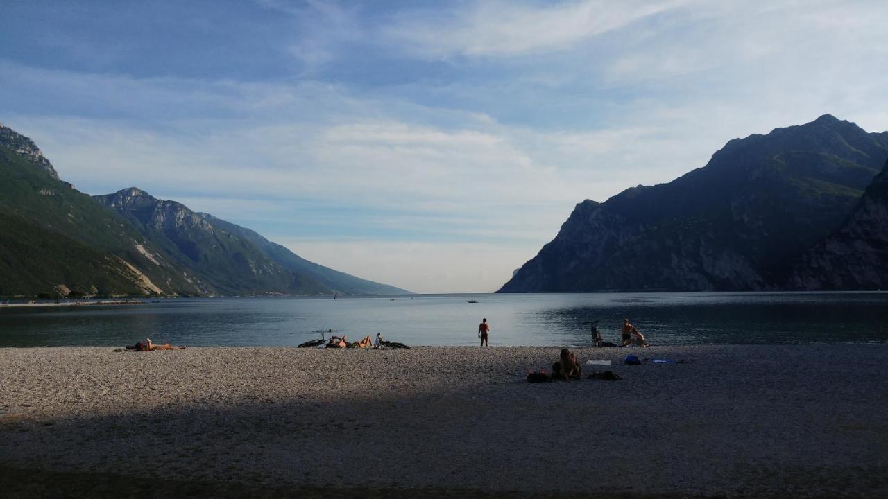Hotel Baia Azzurra - Lake Front Torbole Sul Garda Bagian luar foto